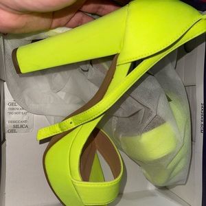 Fashion Nova Neon Heels. Size 7